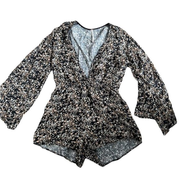 Free People Floral Romper Shorts Deep V-Neck Size Medium Black White Bell Sleeve - Picture 1 of 10